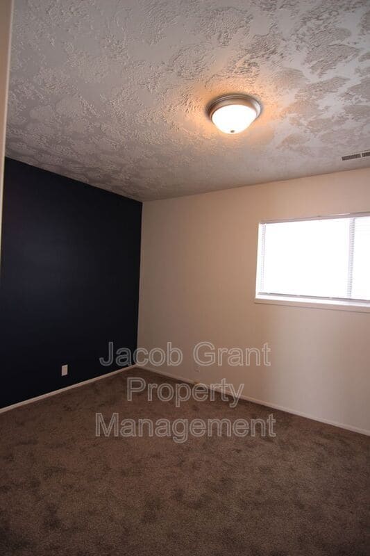 Building Photo - 1474 Falcon Dr
