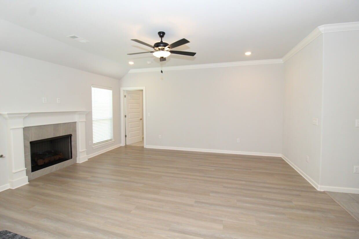 Primary Photo - 263 W Tyler Rd