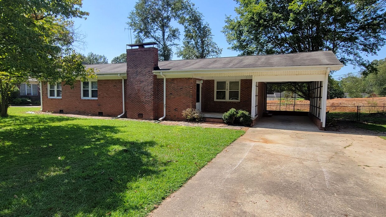 Foto principal - 3 Bed, 1.5 Bath Home Available in Marietta