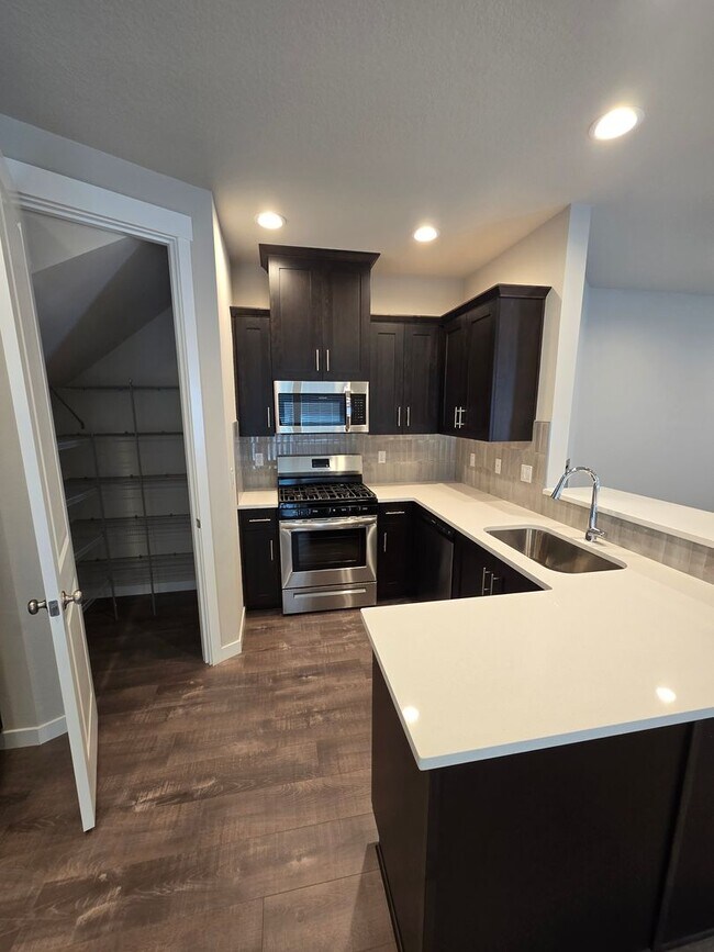 Foto del edificio - Brand New & Beautiful !  Holt Home-3 BR 2....