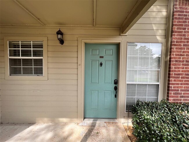 Building Photo - 1428 Meadowood Village Dr