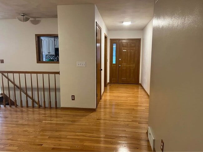 Entryway 2025 - 1037 Fountain Dr