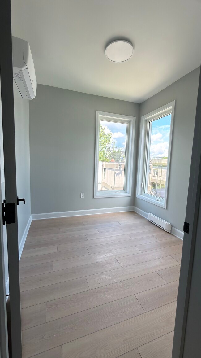 Photo du bâtiment - Private Room – Fully Furnished | All Utilities Included