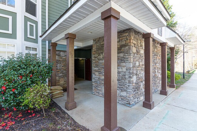 Foto del edificio - Beautiful 1-Bedroom Condo with Detached Garage in the Eastwood Village complex available (Water I...