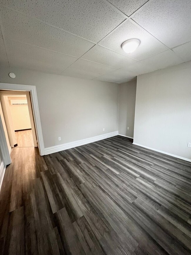 Building Photo - Newly Renovated 2 or 3 Bedroom, 1 Bathroom...