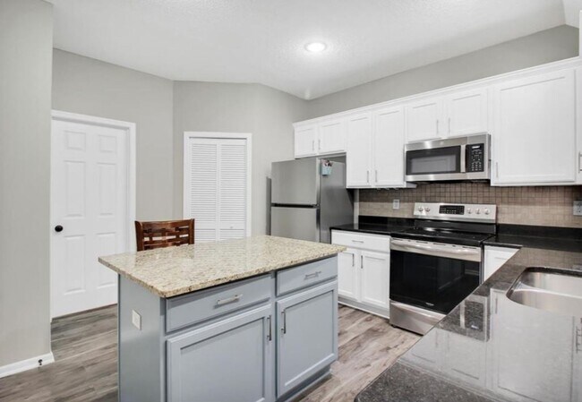 Foto del edificio - 2 Bedroom 2 Bath Beautiful Modern Living in Maple Grove for $2,150/month! 2 Stall Garage Included!