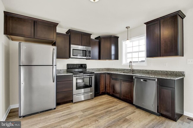 Building Photo - 2500 Oakwood Lane