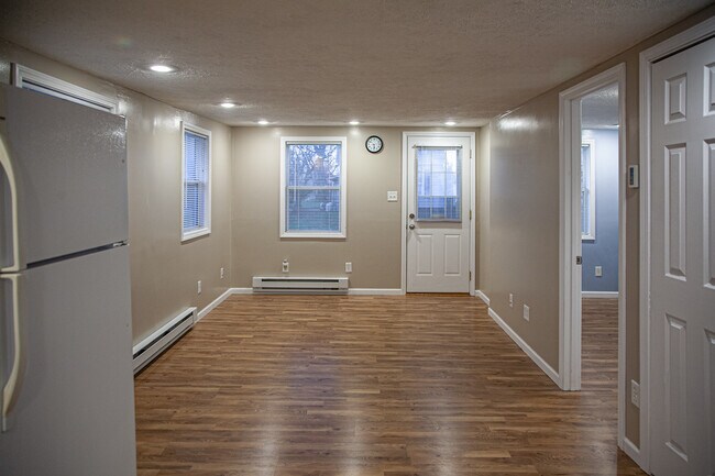 Sala de estar/Puerta principal - 1404 N Kankakee St