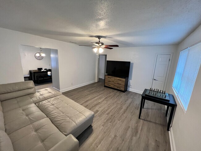 Living - 4229 Driscoll St