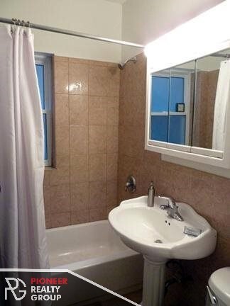 Building Photo - Updated 2 bed steps to Winnemac Park