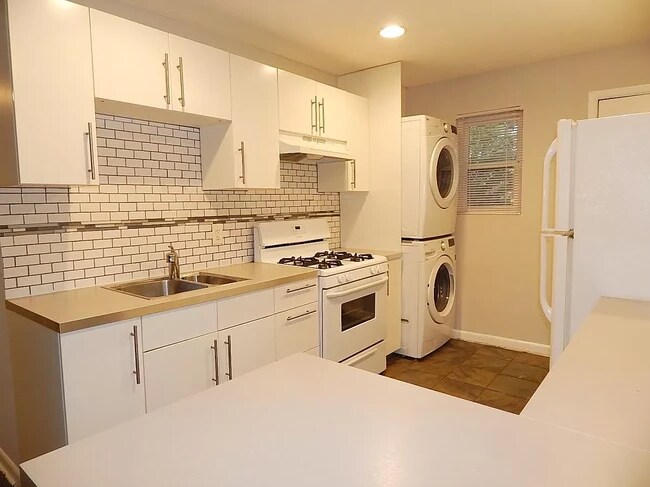 Cocina - estufa a gas, lavadora/secadora, refrigerador - 3193 E Point St