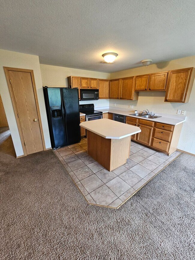 Foto del edificio - Townhome with 3 bedrooms and garage!