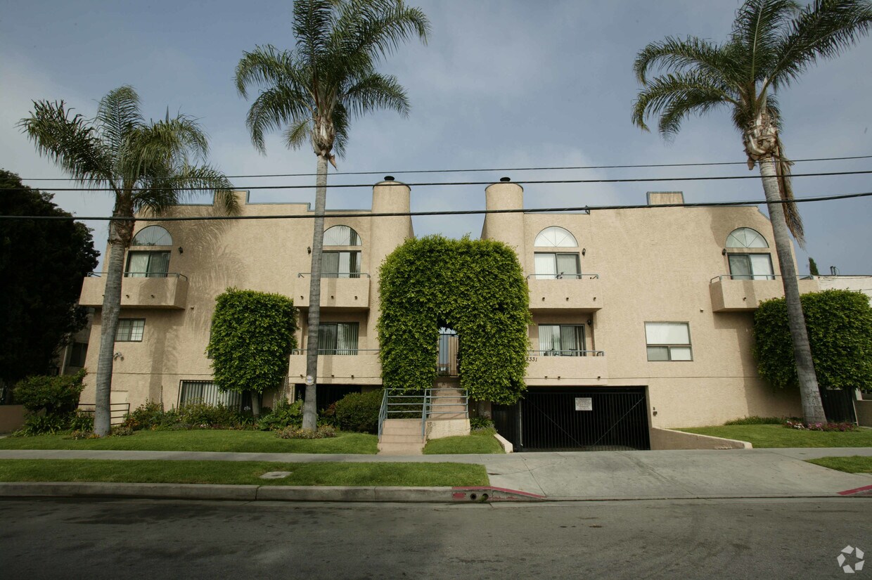 Primary Photo - 8331 Cedros Ave