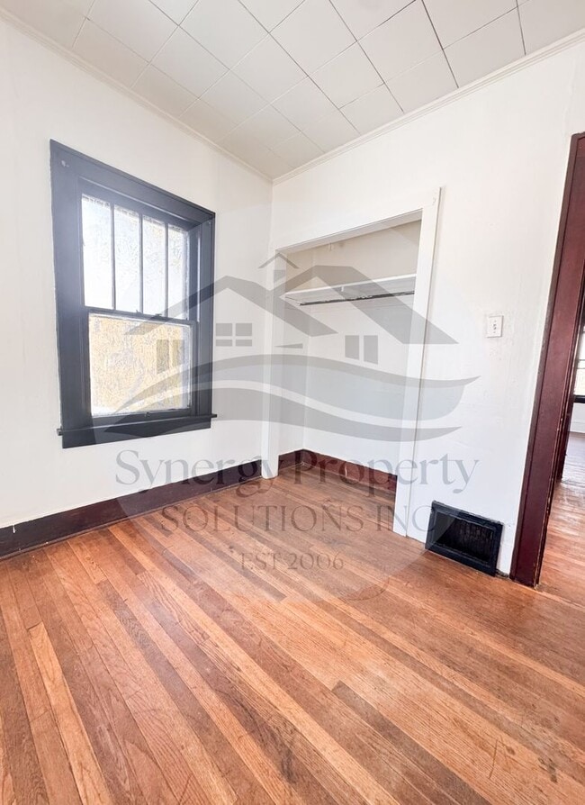 Building Photo - 2 Bedroom Available Now