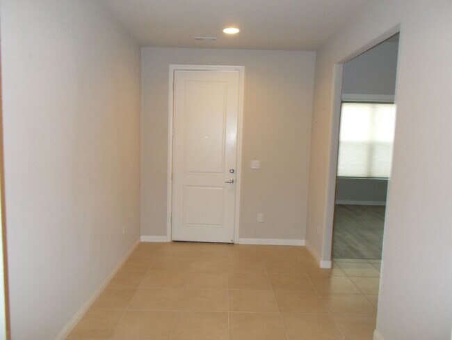 Building Photo - Immaculate 4 BR, 3.5 Bath, 2 Car Garage Ho...