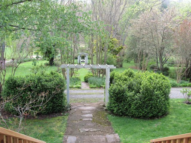 Foto del edificio - $1,600 - 2 Bed / 1.5 Bath House on Caney Fork with Stunning Landscaped Gardens