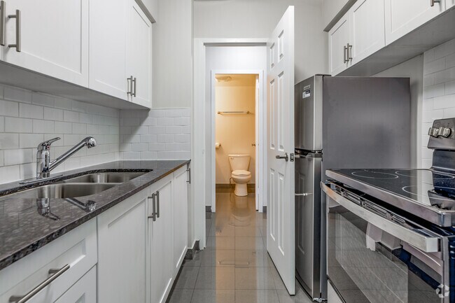 1 chambre, 1 salle de bain - 680 pi2 - Cuisine - Sunrise Tower Apartments