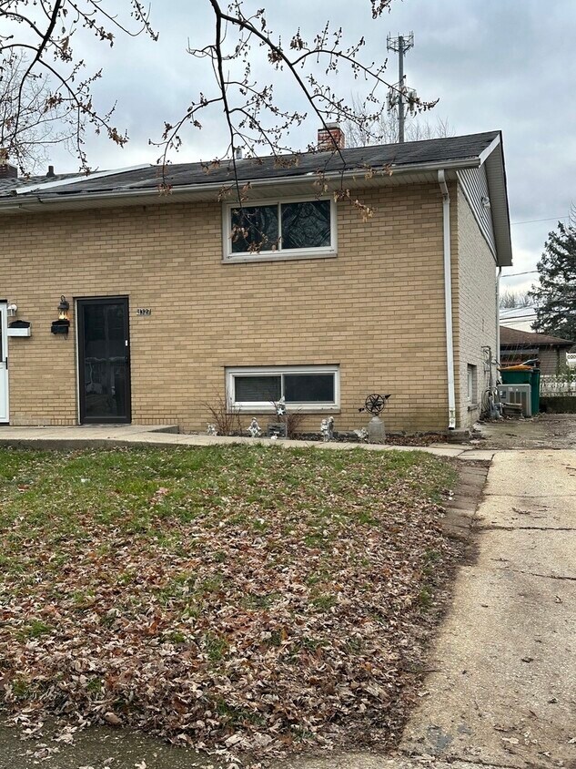 Primary Photo - 1327 Highland Ave