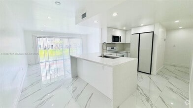 Building Photo - 9375 Fontainebleau Blvd
