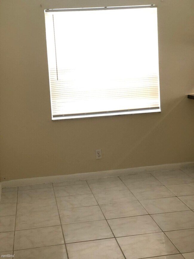 Building Photo - 3 br, 2 bath Duplex - 4240 Riverside Dr