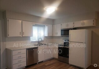 Building Photo - 707 S Suburban Ave