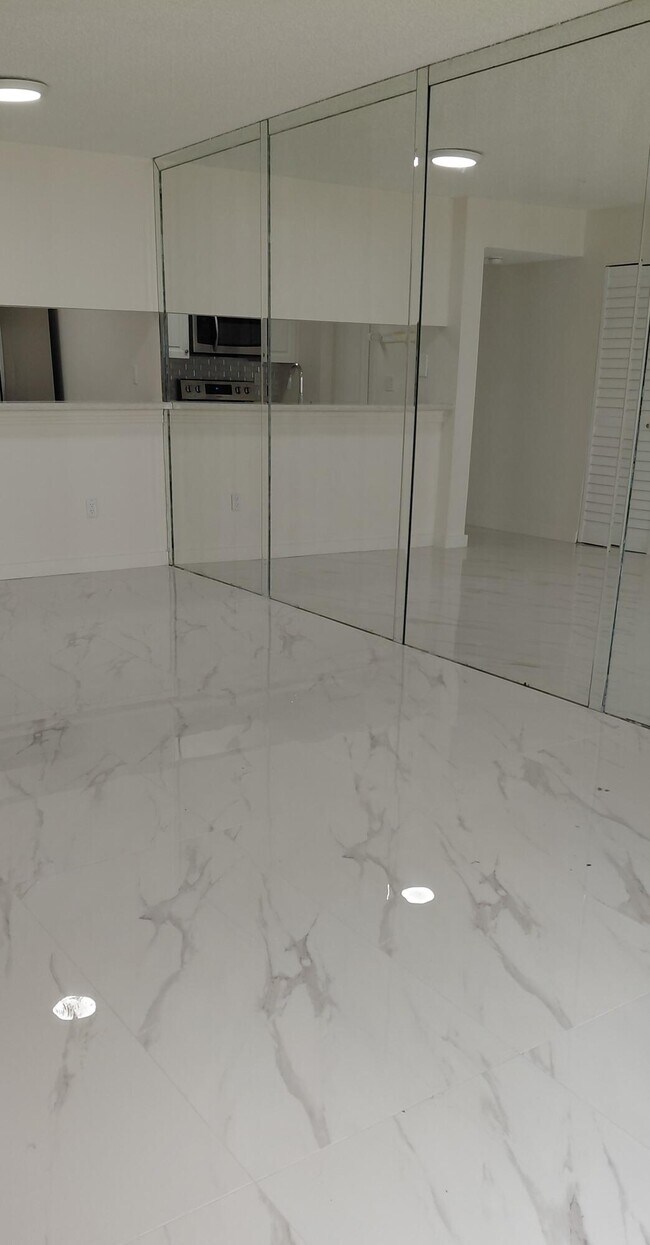 Foto del edificio - 18276 Mediterranean Blvd