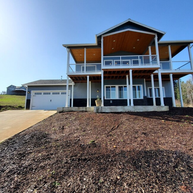 Foto del edificio - Dog friendly Lakeview 3 Bed: 2Bath w/2 Car...