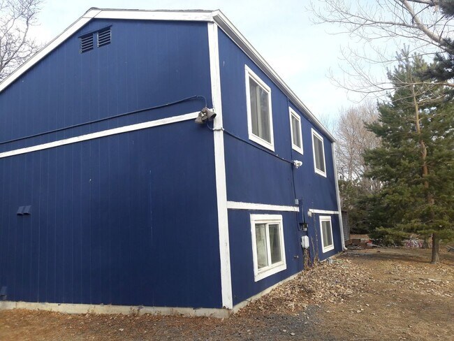 Building Photo - Beautiful Home with quiet location in West...