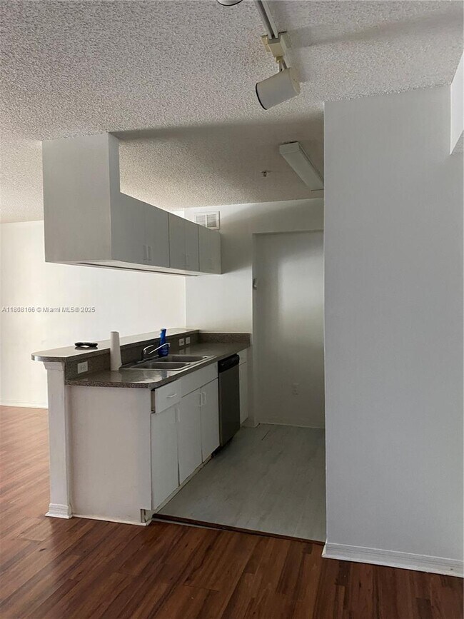 Foto del edificio - 460 S Park Rd