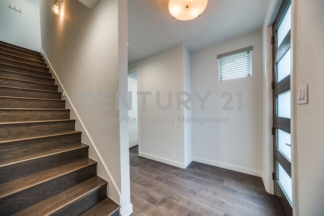 Building Photo - Luxury 3-Story 2/2.5/2 Townhome Ready For ...