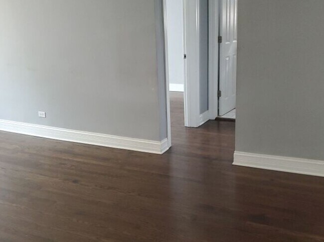 Foto del edificio - 5049 W Waveland Ave