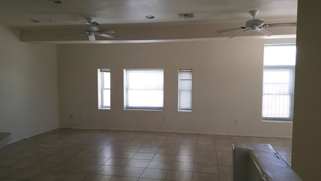 Foto del edificio - COMING SOON...SPACIOUS TEMPE TOWNHOME!