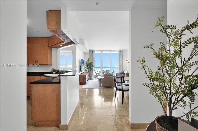 Building Photo - 870 Brickell Bay Dr