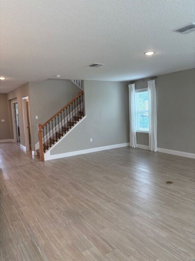 Foto del edificio - FOR RENT – Luxury Model Home in Elegant Ma...