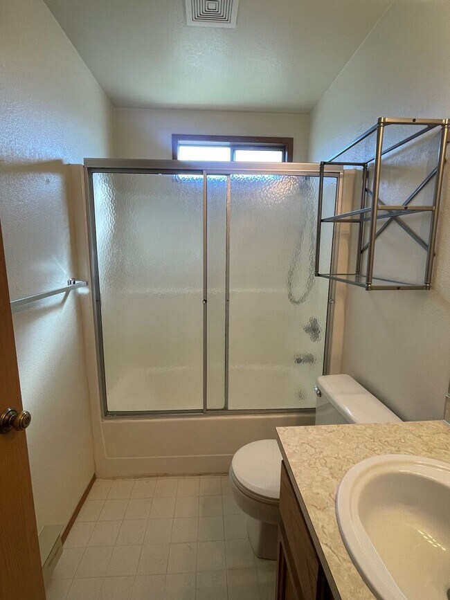 Foto del edificio - Now renting 2 bedroom Duplex
