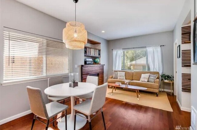 Foto del edificio - Welcome Home =3 bd 2.5 ba - West Seattle T...