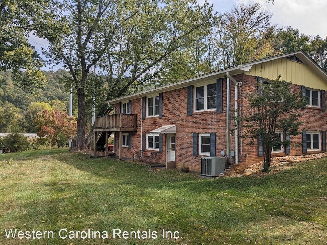 2 br, 1 bath House 45 S Country Club Dri... House Rental in