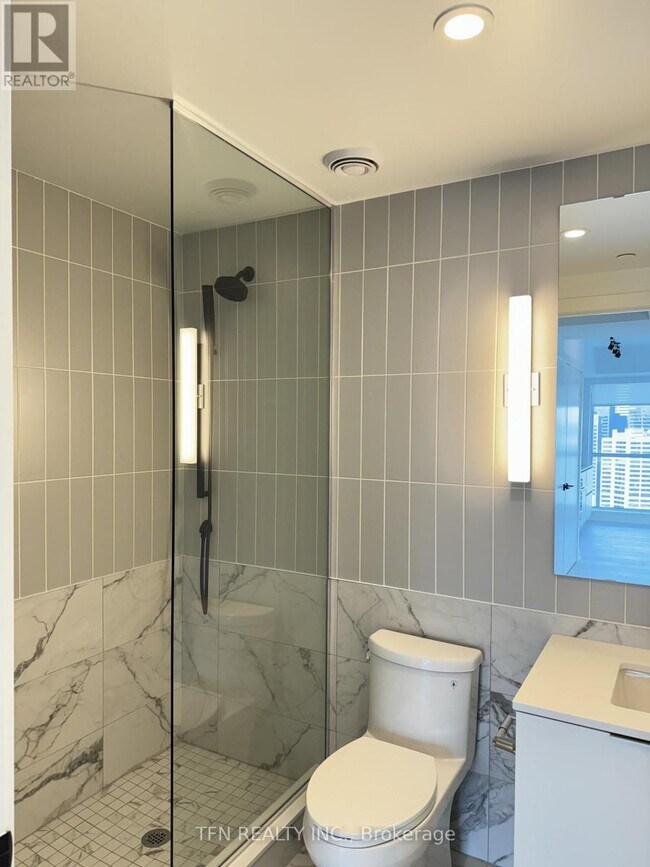 Photo du bâtiment - 327 King St W