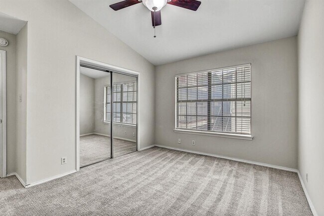 Building Photo - 2215 Post Rd