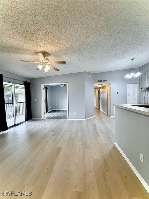 Foto del edificio - 6492 Royal Woods Dr