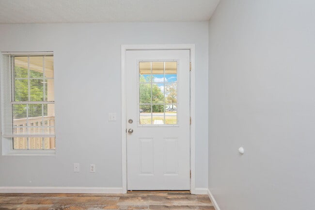 Building Photo - 456 Kings Lake Blvd