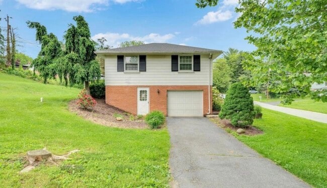 Building Photo - 880 Corvair Rd