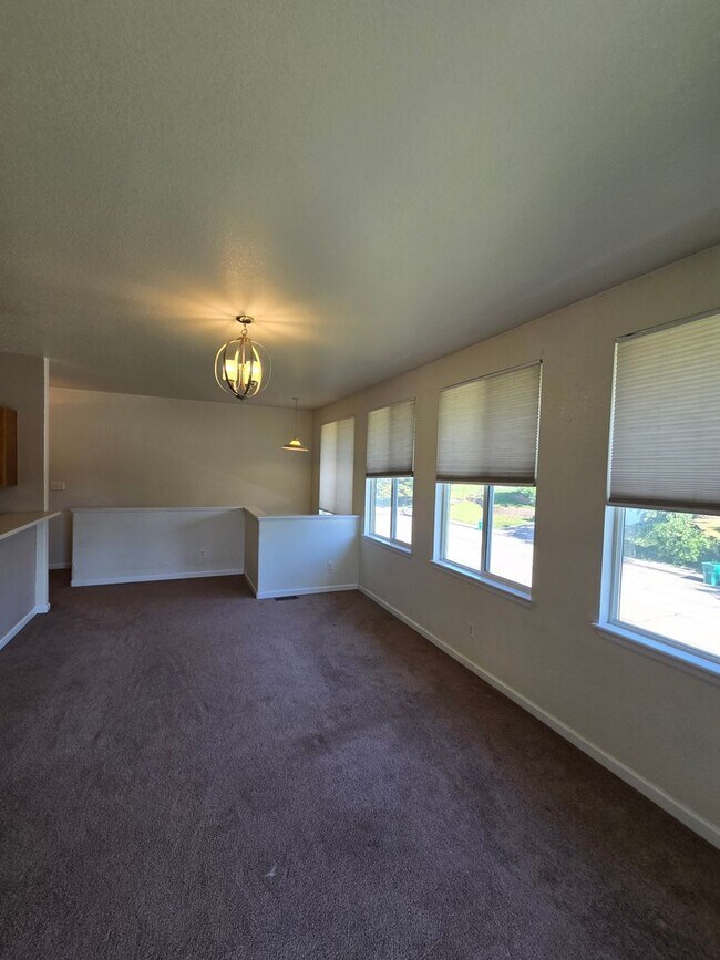 Foto del edificio - Spacious Townhome with Oversized 2-Car Gar...