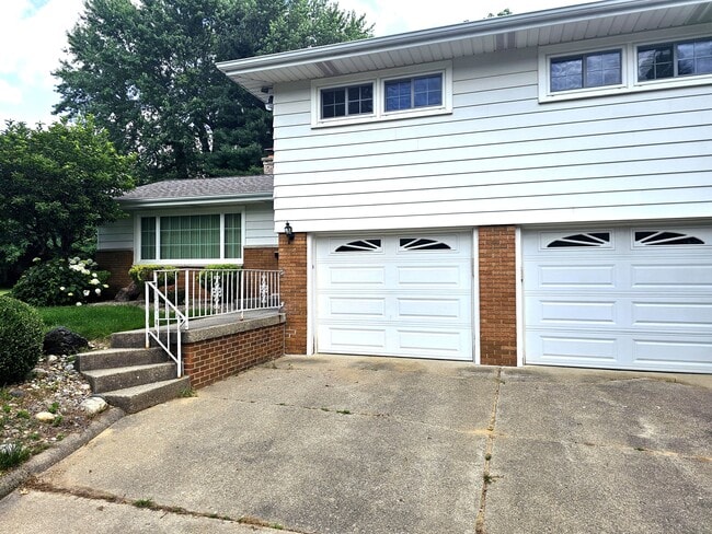 Front Entrance and Garage - 172 Lincoln Hill Dr