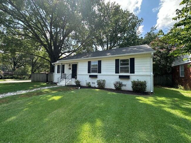 Foto del edificio - 1/2 OFF FIRST FULL MONTH'S RENT! Gated Par...