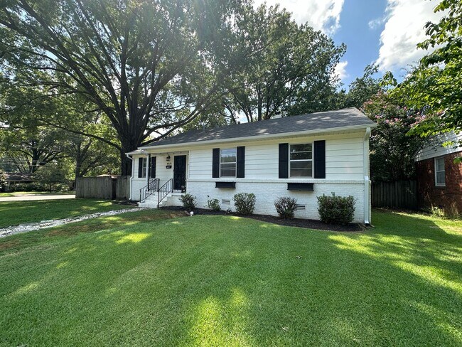 Foto del edificio - Gated Parking! Huge Backyard! Corner Lot! ...
