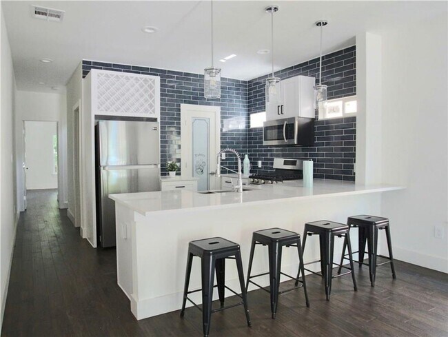 Photo - 705 Harris Full - Modern Duplex 8 Bed / 7.5 Bath Available August 2027 Townhome