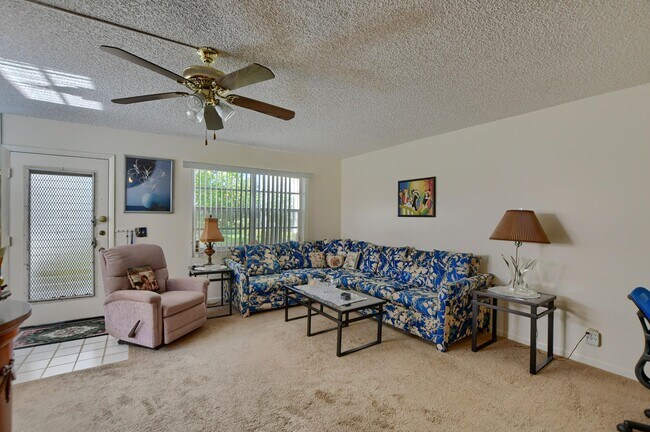 Foto del edificio - 246 Normandy Ln