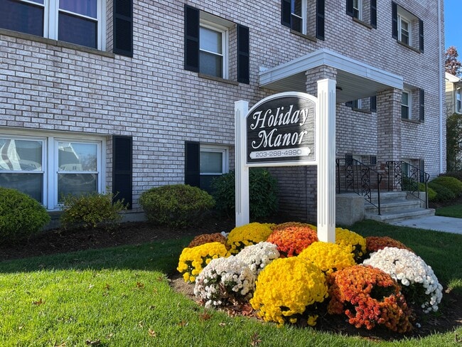 Building Photo - Holiday Manor