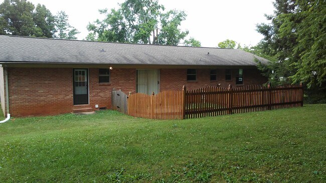 Foto del edificio - 909 Willow Dr
